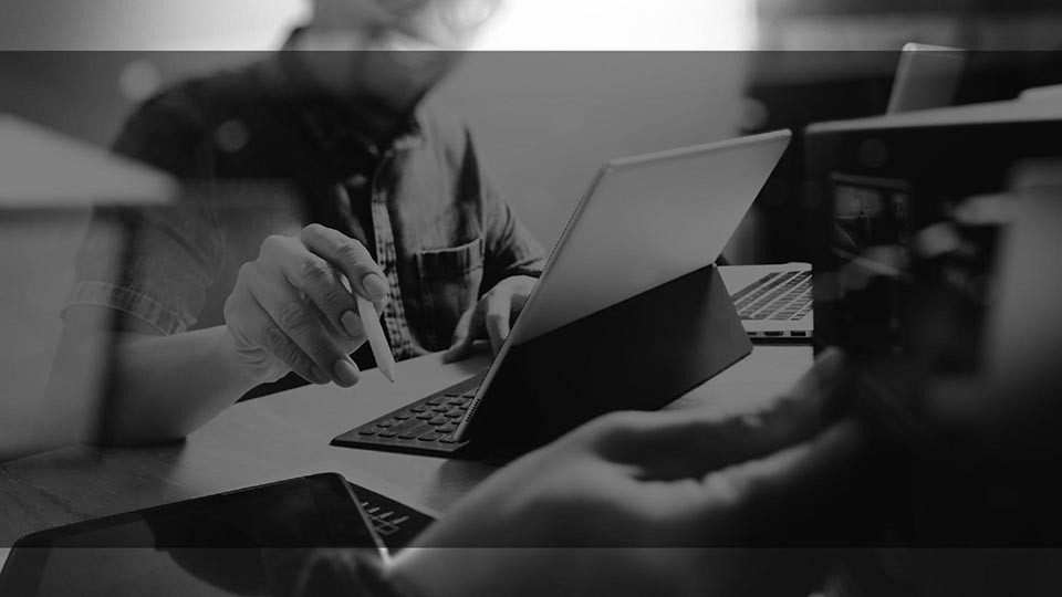 上海紅威廣告?zhèn)髅接邢薰緸槟麓蛟飒氁粺o二的RWD響應(yīng)式網(wǎng)站,紅威就是要你更威風(fēng)，更卓越，更成功,專業(yè)網(wǎng)頁設(shè)計規(guī)劃,企業(yè)形象識別系統(tǒng)設(shè)計,品牌營銷推廣